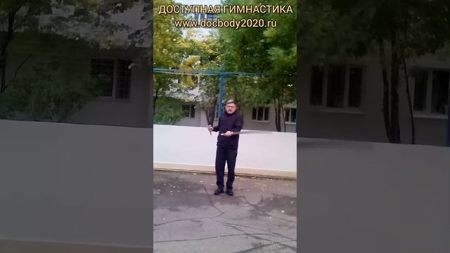 Упражнения со стальным кнутом Цинь Цюн на спортплощадке