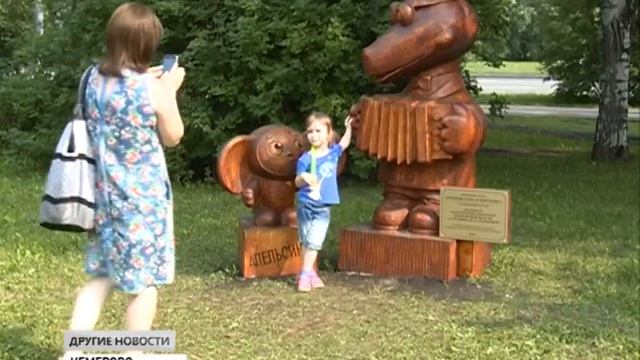 Скульптуры из кедра устанавливают заместители губернатора в Кузбассе