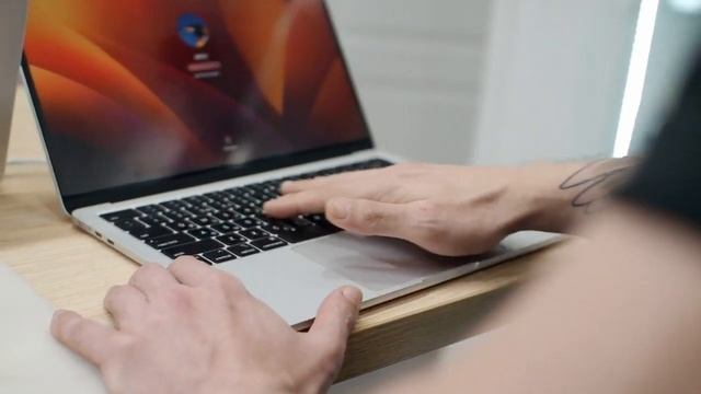 Вручение MacBook партнеру Social Lift Живая очередь 2 0