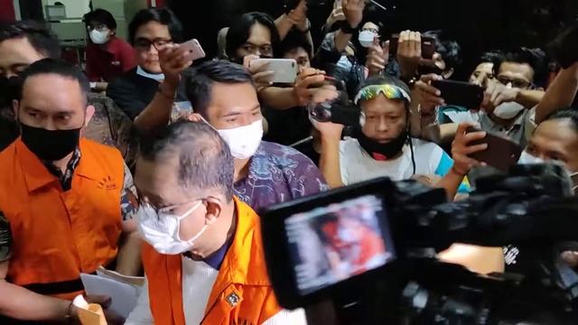 Momen Wali Kota Ambon Tunjukkan Kaki Bekas Operasi, Padahal KPK Bilang Sehat Walafiat