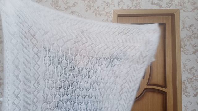 Большие белые пуховые платки и косынки ажурной вязки.