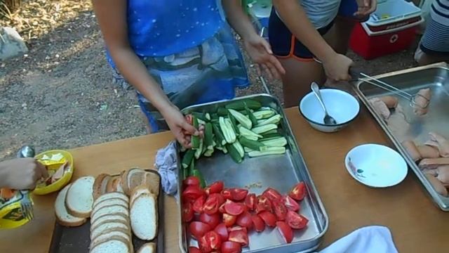 Справедливый повар раздаёт голодным сардельки картошку помидоры огурцы и хлеб