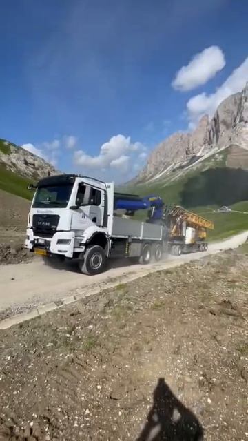 Тяжело кранманипулятору тянуть башенный кран в Крыму......