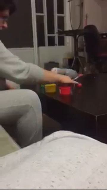 Попугай играет в интеллектуальные игрушки