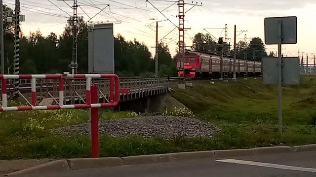 Электропоезд эт2м-086 Сообщением Санкт-Петербург Любань Отправляется с платформы Колпино