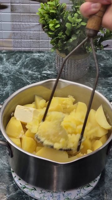 Вкусней гарнира не придумать☺️#картофельноепюре#обед#гарнир#рецепты
