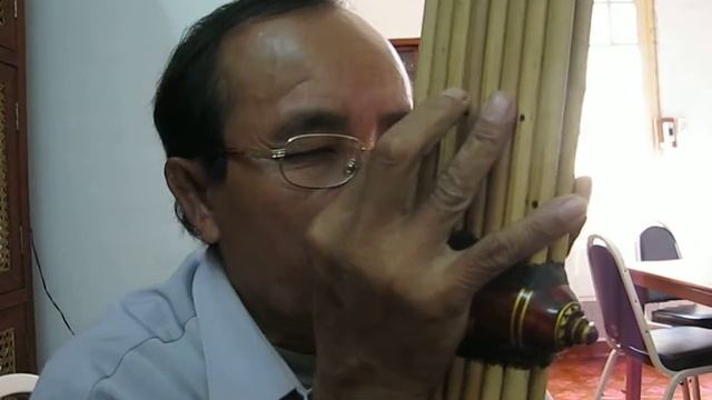 Lao Khaen Master Somdee plays Lum Siphandone ລໍາສີພັນດອນ