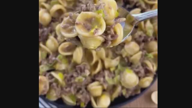 Паста с мясным фаршем и соусом из лука-порея. Кулинар