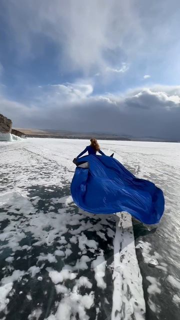 В платье на Байкале