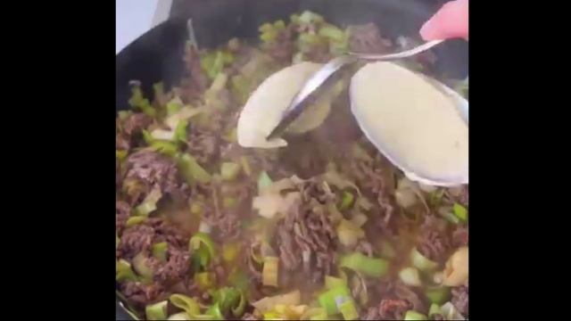 Паста с мясным фаршем и соусом из лука-порея. Кулинар