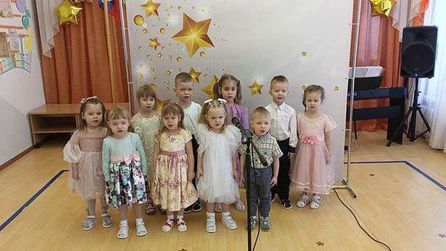 Елена Фищукова, Песня "Мы -солдаты" дети 3-4 года.mp4