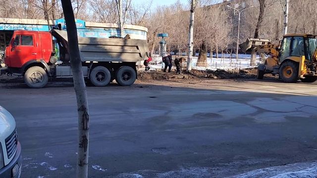 Запорожье. 22.01.2022. Пересечение ул. Гоголя и ул. Приходская (Коммунаровская). Засыпка траншеи.