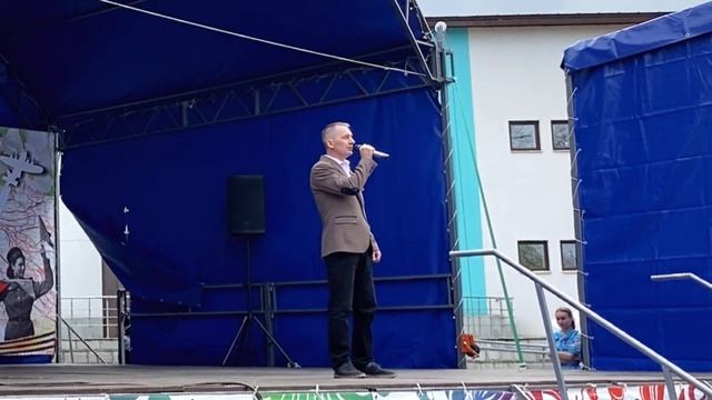 Фотограф Николай Кулагин поёт песню «О далёкой родине» 9 мая 2022 года.
