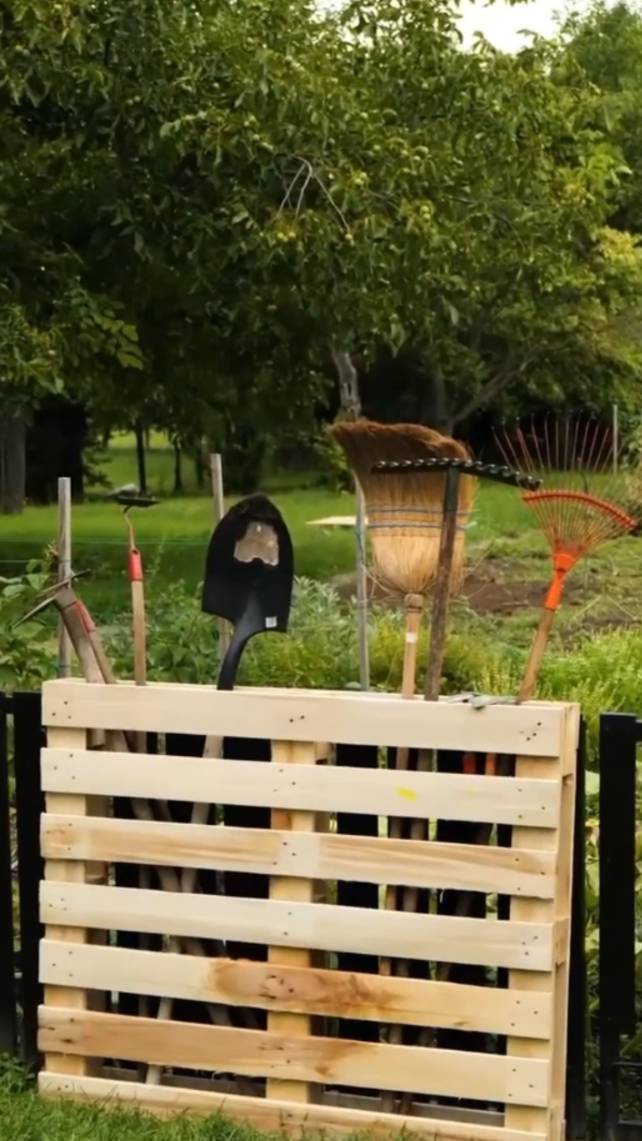 🌿Удобно хранить садовые инструменты! #shorts #garden #советы