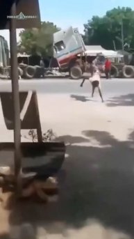 Девушка на заправке