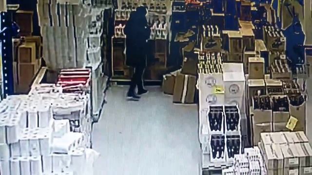 Грабеж с пакетами как легко вынести водку из магазина720P456251365