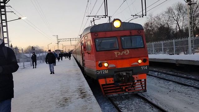 19 февраля Электропоезд ЭТ2М-114 Сообщением Санкт-Петербург-Тосно Отправляется с платформы Колпино