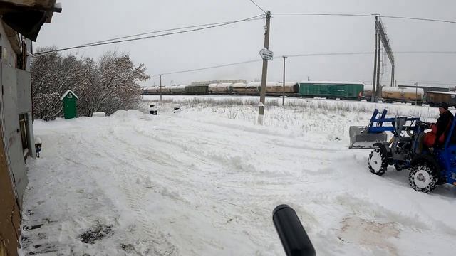 Чищу снег погрузчиком.