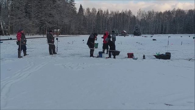 Помимо раттлинов и блёсен форель сегодня ловится на активную резину. Клёвое место, Лосиный остров.