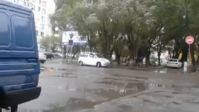 для дай дорогу, девушка припарковалась на встречке