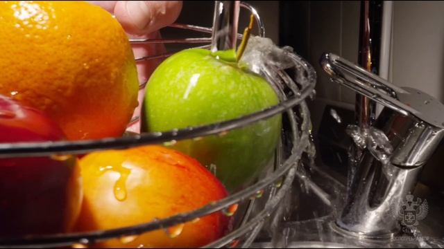 Мыть фрукты очень важно!