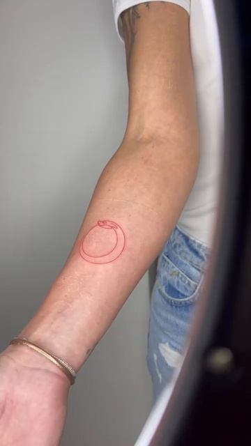 red ouroboros by one line | handpoke tattoo laskovesmir #handpoketattoo #handpoke #onelinedrawing