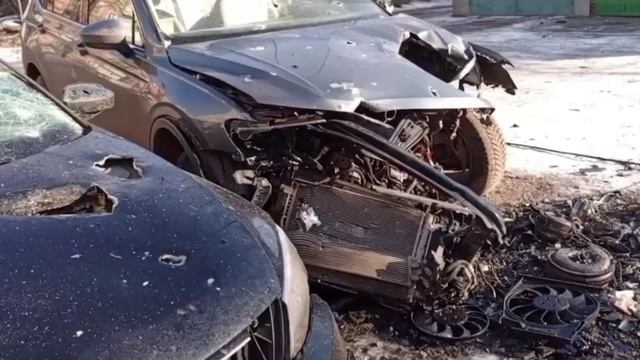 Неравнодушные люди помогают пострадавшим в результате вчерашнего обстрела жителям Макеевки