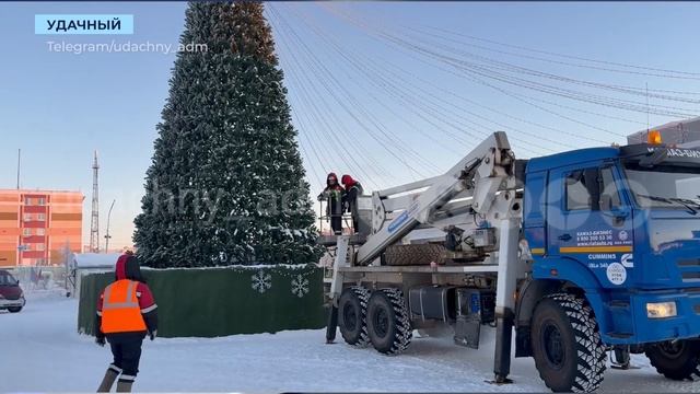 В Удачном демонтируют новогоднюю ёлку