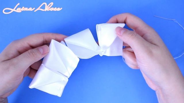 Passo a passo: Laço de fita de cetim decorado com manta de strass/DIY