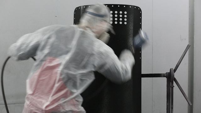 Окрашивание щита из краскопульта огнетушащей STEG краской