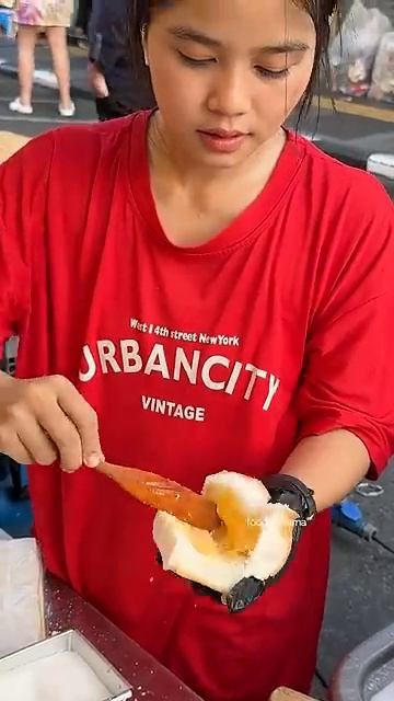 Hardworking 17 Year Old Girl Selling Thai Dessert