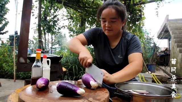 苗大姐做烧鸭子给爸妈补身体，还有妈妈最爱吃的茄子，一家人吃到撑【苗阿朵美食】