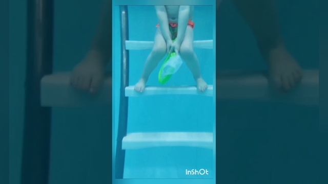 Моя внучка Эвелиночка умеет плавать. Мама Лиза водит её на плавание. Спасибо, дочка.