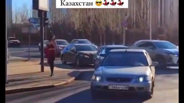 Танцующая девушка в Астане😂🔥