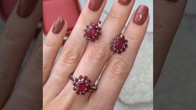 Чудесный комплект с с рубинами!😍
Серебро родированное.