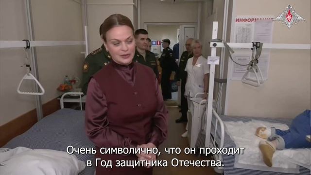 Статс-секретарь – заместитель министра обороны России Анна Цивилева вручила военнослужащим государст