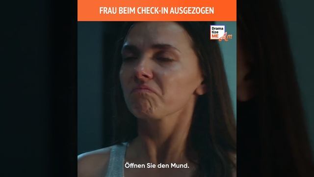 Film auf Deutsch "beim Check-in ausgezogen"