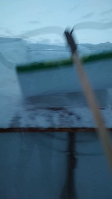 Чистка снега с крыши теплицы.