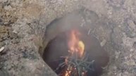 Закамуфлированный земляной костер для выживания.