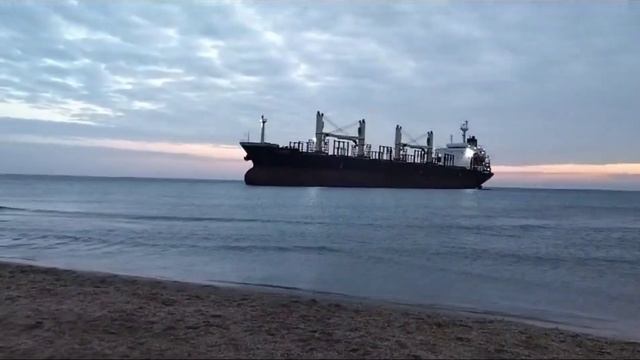 Сухогруз Blue Shark сел на мель. Пошли смотреть