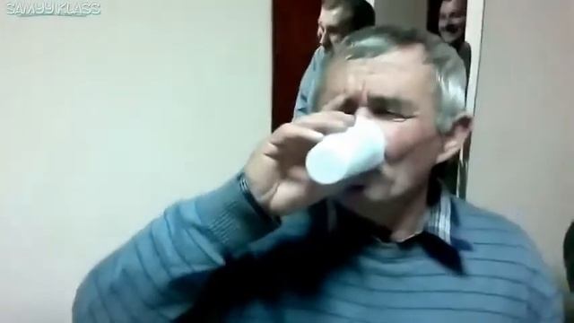 Дед показывает фокус с сигаретой