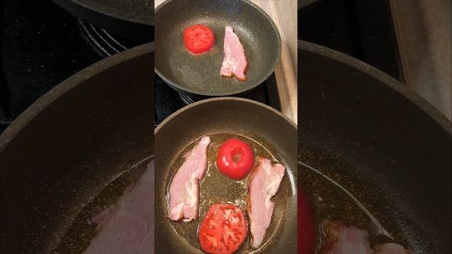 яичница с помидором и беконом