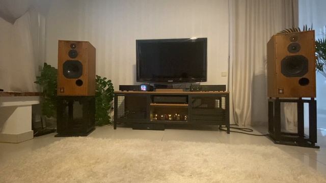 Harbeth SHL5 Plus 40th, NDX2,555PSDR, Naim Olive playing Charly