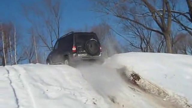 УАЗ Patriot  штурмует горку.