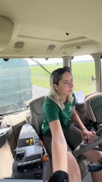 Гарна дівчина тракторист підкорює інтернет