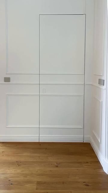 Как сделать интерьер более стильным? Здесь межкомнатная дверь оформлена молдингами и плинтусом ORAC.