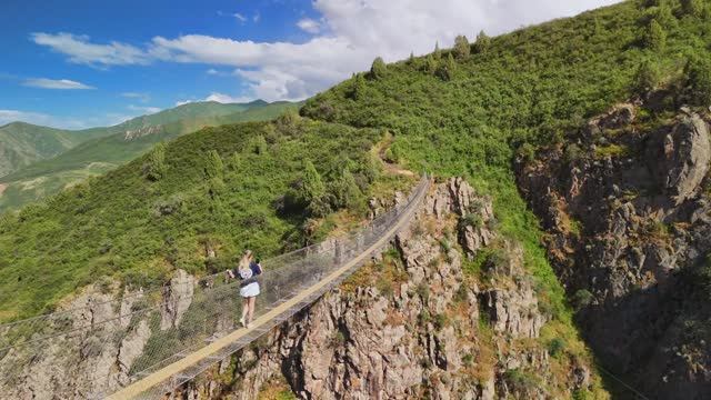 Ущелье Чункурчак. Подвесной мост. Голубиный водопад. Кыргызстан 🇰🇬 
Гид Юрий Антропкин