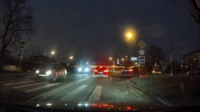 По встречной через две сплошные. Повернуть любой ценой.