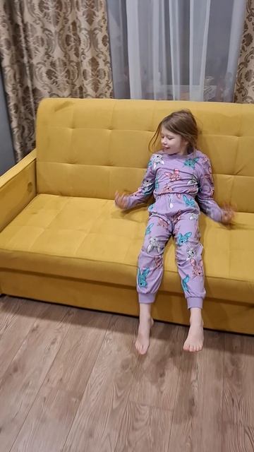 Реакция на новый диванчик😁Таисии и мама в эфире🥰