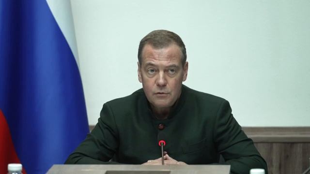 Дмитрий Медведев с рабочей поездкой посетил оборонный завод в Казани #новости #политика